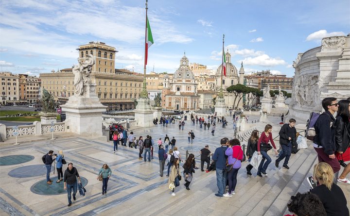 туристи у центрі Рима