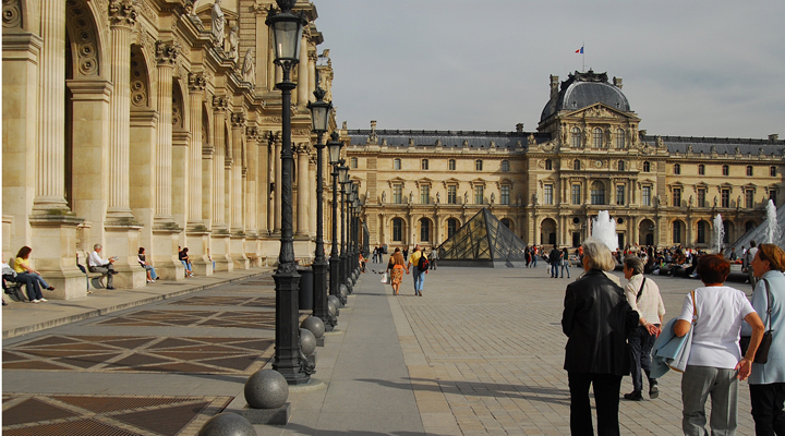 туристи на площі Лувра