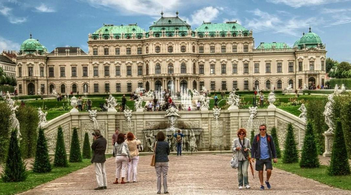 туристы в музее Бельведер