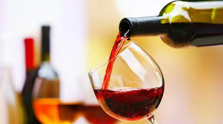 туристам подарують по пляшці марочного вина «Сапераві»