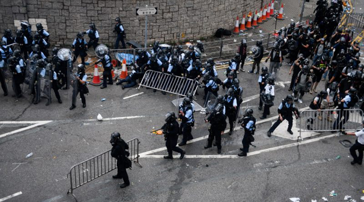 разгон демонстрантов в Гонкоге