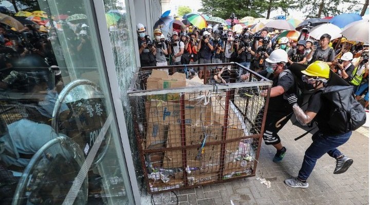 Демонстранты пытаются войти в парламент