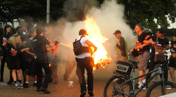 прихильники Джонсона підпалили американський прапор