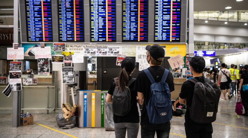 демонстранты покинули аэропорт Гонконга