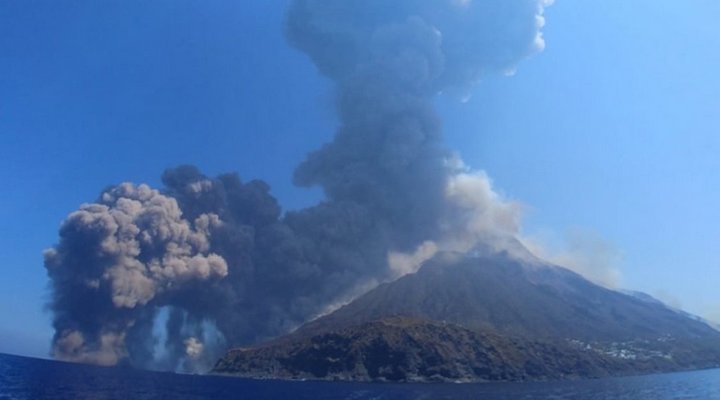 извержение вулкана Стромболи