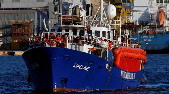 мигранты у берегов Италии
