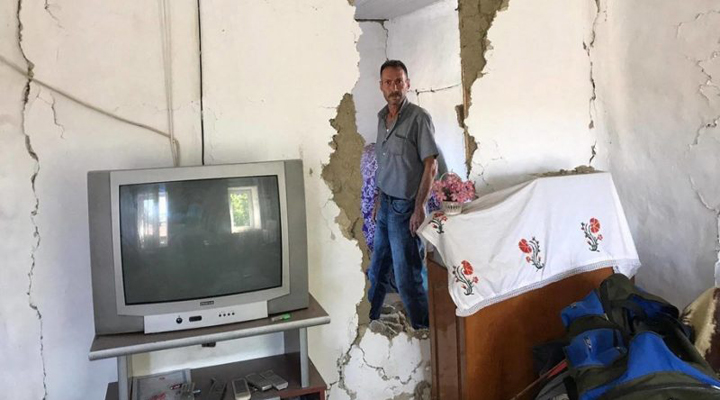 один із зруйнованих будинків