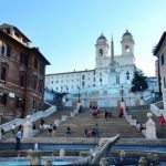 Штраф до 400 євро за сидіння на Іспанських сходах Штраф до 400 євро за сидіння на Іспанських сходах