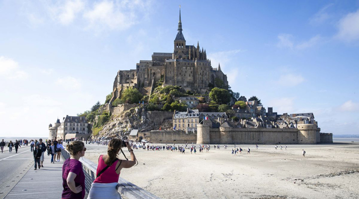 туристи на острові Мон-Сен-Мішель
