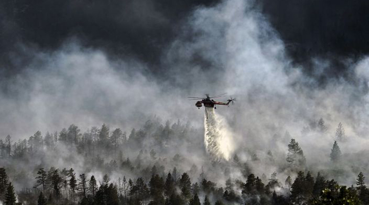 понад сто пожежників борються з вогнем на грецькому острові Закінфі