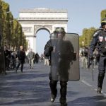 «Жовті жилети» знову протестують. Поліція затримала понад сто осіб