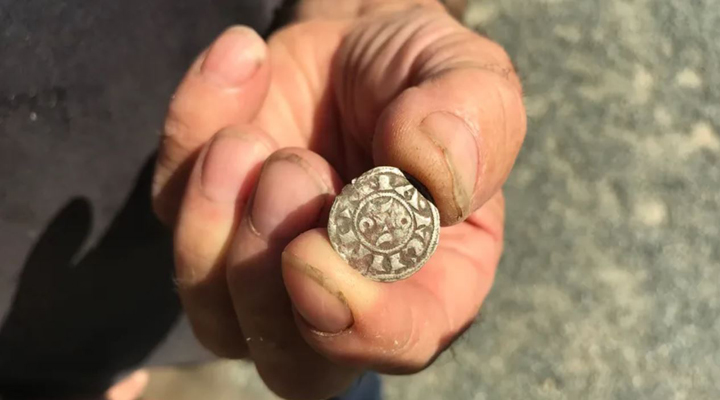 знайдено 14000 срібних монет