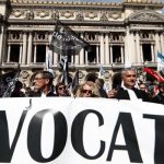 Тысячи людей протестуют во Франции против пенсионной реформы Тысячи людей протестуют во Франции против пенсионной реформы