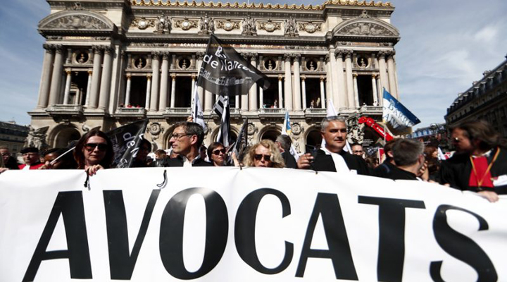 протесты против увольнений и пенсионной реформы продолжаются во Франции