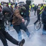 «Желтые жилеты» требуют встречи с президентом Франции