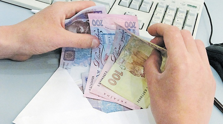 мільйони українців отримують зарплату в конвертах