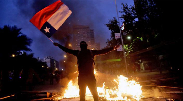 около 10000 человек собрались в центре Сантьяго