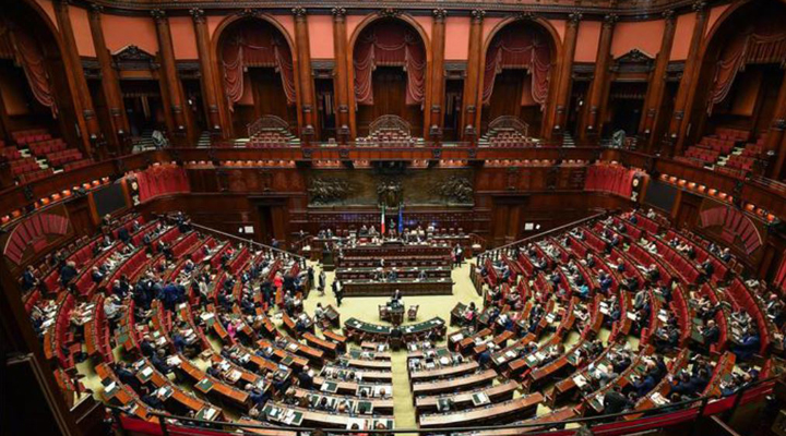 скорочення кількості парламентаріїв в Італії