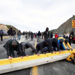 «Демократичне цунамі» заблокувало головну дорогу Іспанія-Франція «Демократичне цунамі» заблокувало головну дорогу Іспанія-Франція