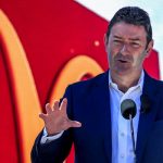 Директор McDonald's уволен за служебный роман с подчиненной Директор McDonald's уволен за служебный роман с подчиненной