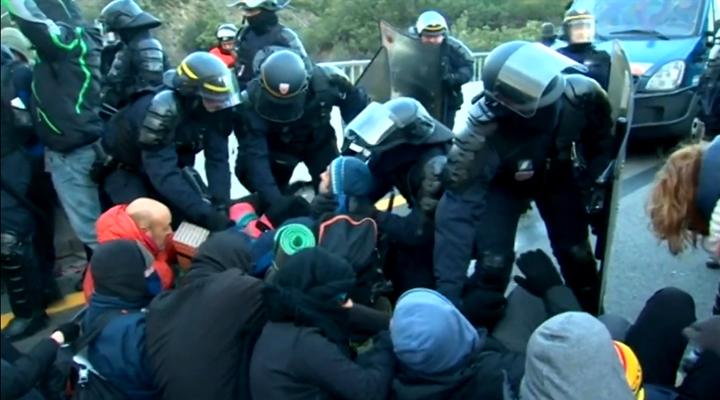 поліція розганяє демонстрантів