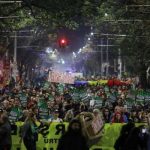 Тисячі румунів протестують проти незаконної вирубки лісу Тисячі румунів протестують проти незаконної вирубки лісу