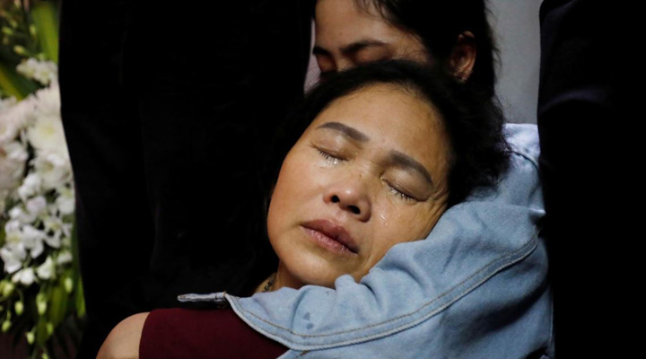 со слезами на глазах и белыми розами Вьетнам встречает репатриированные тела