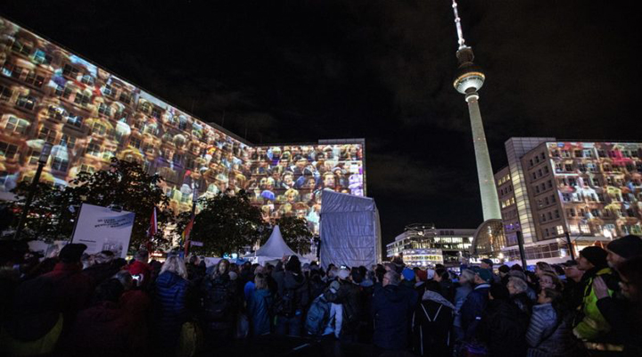 урочисте відкриття супроводжувалося широкоформатного відео-проекцією