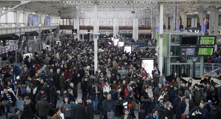 Столкновения между демонстрантами и полицией в Париже