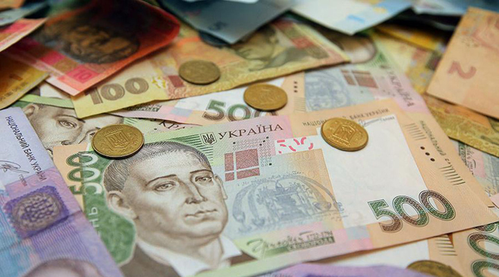 в бюджеті України утворився величезний дефіцит