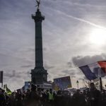 Медсестры, учителя и юристы присоединились к протестам во Франции
