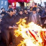 В Иране сжигают флаг Великобритании и Израиля В Иране сжигают флаг Великобритании и Израиля