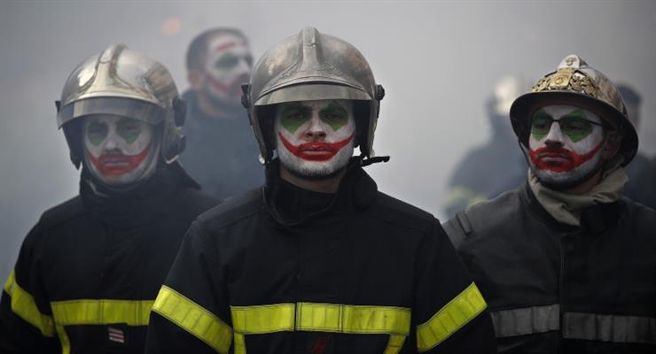 В центре Парижа произошли столкновения пожарных с полицейскими