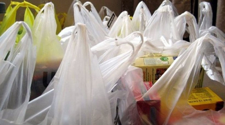 Пекін збирається заборонити використання пластикових пакетів і трубочок для напоїв