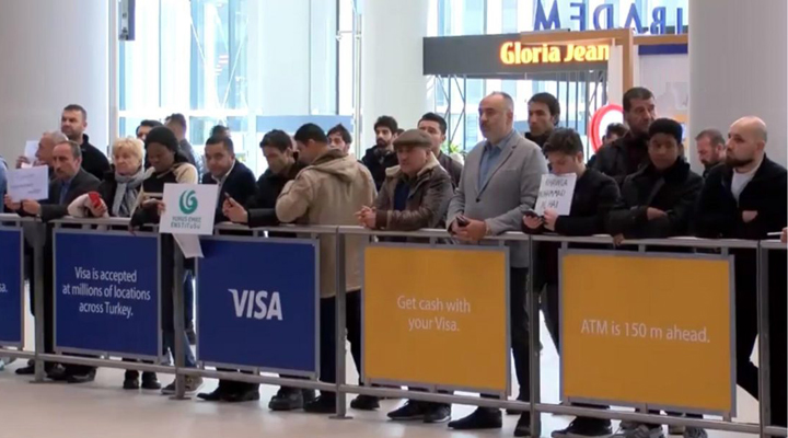 в аэропорту Стамбула представителям туроператоров запрещено использовать таблички