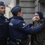 Бельгійські поліцейські вистрілили в жінку, яка нападала на людей з ножем Бельгійські поліцейські вистрілили в жінку, яка нападала на людей з ножем