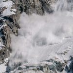 Лавина накрила мікроавтобус і екскаватор на дорозі в східній Туреччині