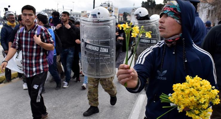 Греция приказала немедленно зарегистрировать все НПО, помогающие мигрантам