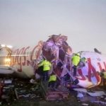 Пассажирский самолет развалился на две части при посадке в аэропорту Стамбула Пассажирский самолет развалился на две части при посадке в аэропорту Стамбула