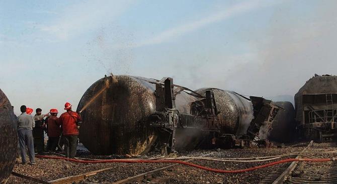 В Канаде поезд сошел с рельсов и загорелся