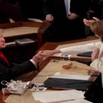 Трамп з новим знущанням над Ненсі Пелосі (Відео) Трамп з новим знущанням над Ненсі Пелосі (Відео)