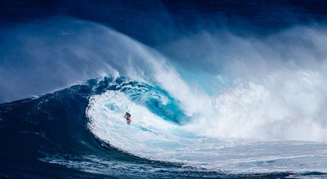 Огромная волна отправила знаменитого серфера в больницу