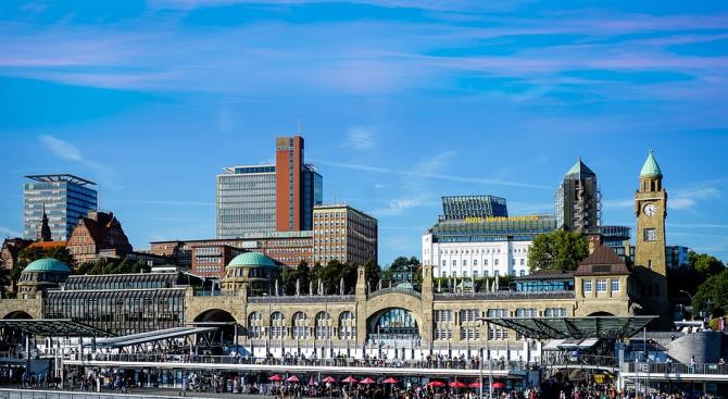 В результате штормового наводнения знаменитый рыбный рынок Гамбурга оказался под водой