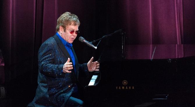Элтон Джон потерял голос