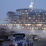 Япония: два пожилых пассажира на круизном судне с коронавирусом погибли