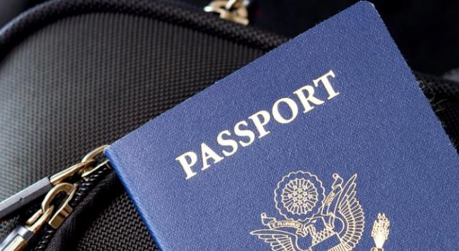 Великобритания снова выдаст синие паспорта