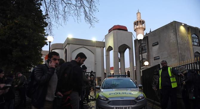 Человеку, напавшему на центральную лондонскую мечеть, было предъявлено обвинение