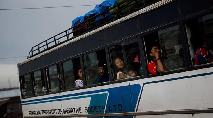 автобус, арендованный для свадебной вечеринки, упал в реку