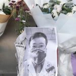 Смерть лікаря з Ухані, який попереджав про небезпеку коронавіруса, викликала гнів у Китаї Смерть лікаря з Ухані, який попереджав про небезпеку коронавіруса, викликала гнів у Китаї