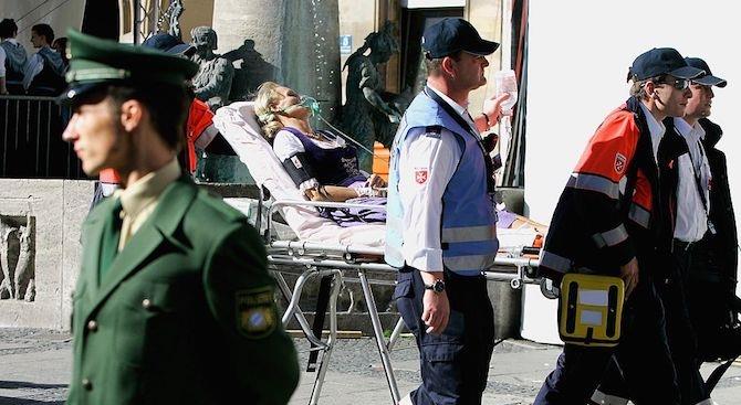 Бабушка на машине врезалась в остановку, ранена